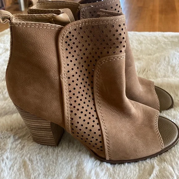 Lucky Brand size 8 peep toe booties. - Picture 1 of 7